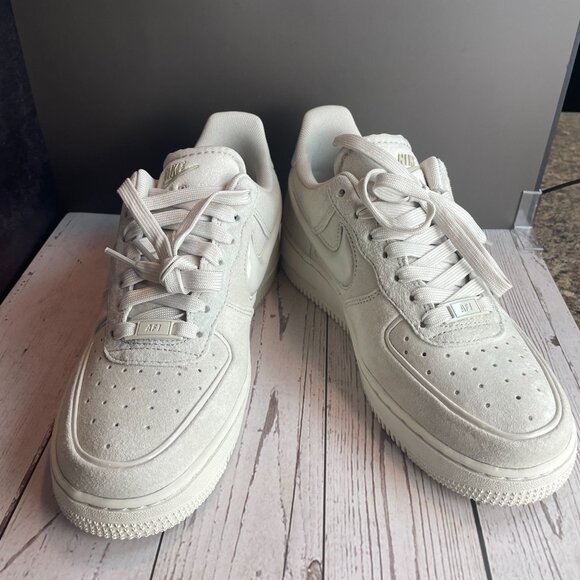 NIKE AIR FORCE 1 '07 (WOMEN) 7.5 - Picture 2 of 13
